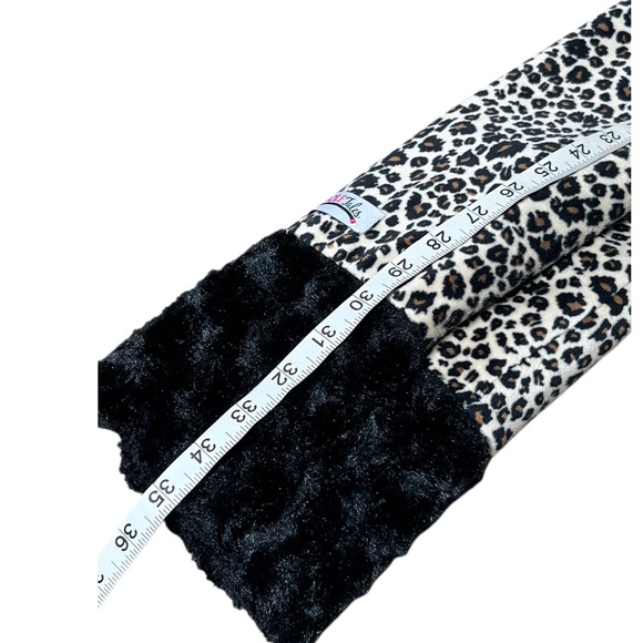 Leopard Scarf with hand warmers - Picture 4 of 4